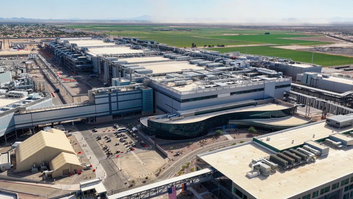 从空中俯瞰位于亚利桑那州钱德勒的 Intel Fab 52，可见厂房屋顶与大规模公用工程设施