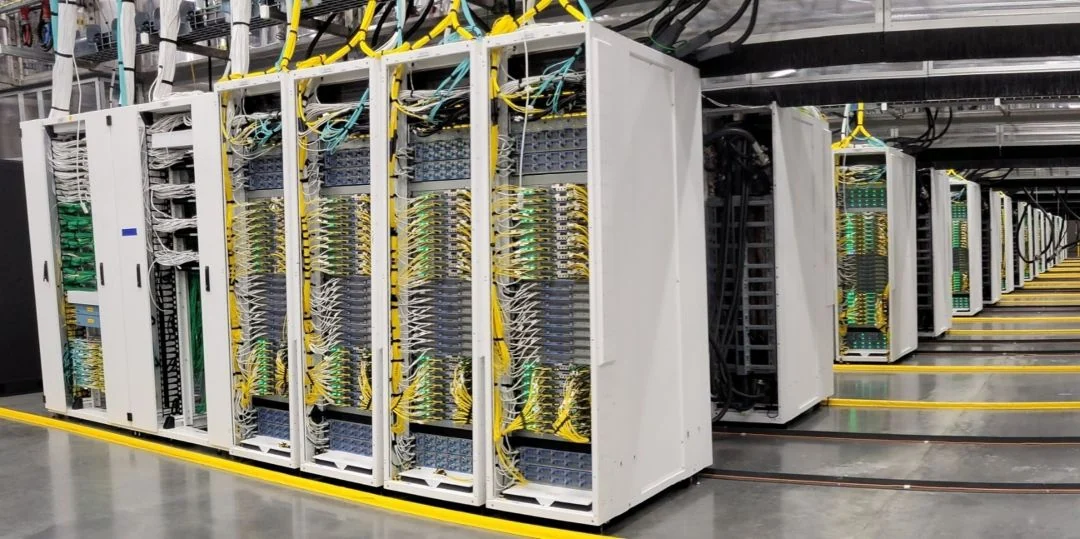 Microsoft Fairwater 内部成排的高密度 AI 机架