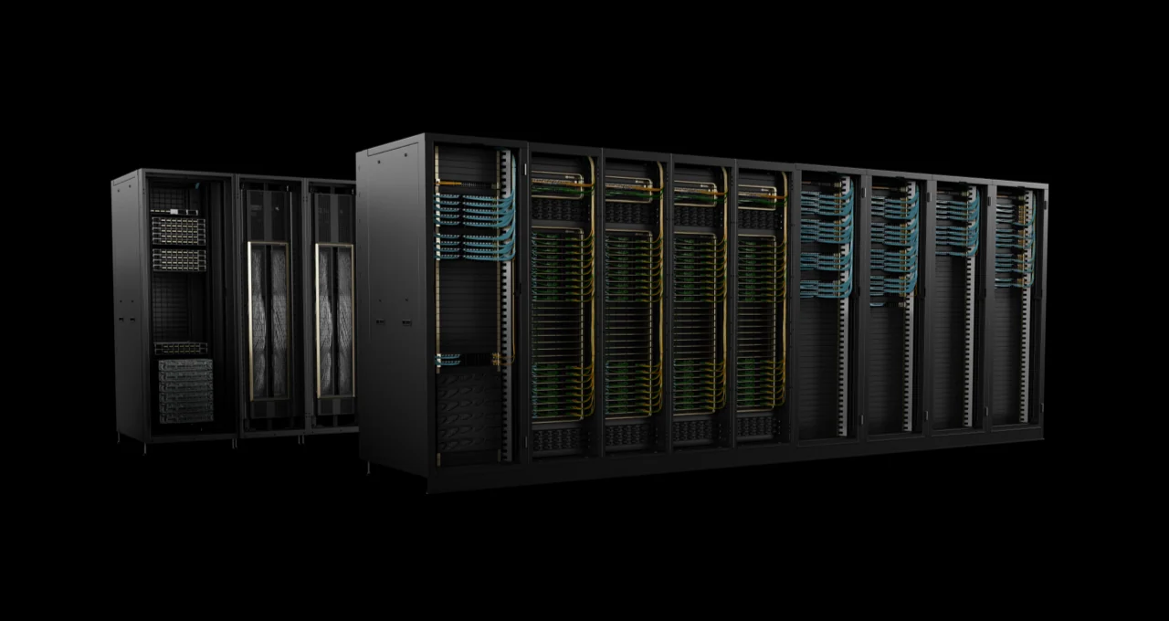NVIDIA 官方展示的 DGX SuperPOD,由液冷 DGX GB200 计算机架与网络机柜组成